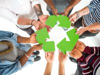 grupo-de-pessoas-segurando-o-conceito-de-placa-de-reciclagem_53876-137723-1