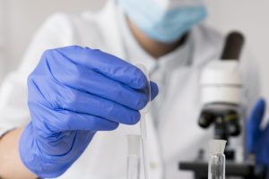 mulher-trabalhando-em-retrato-de-laboratorio